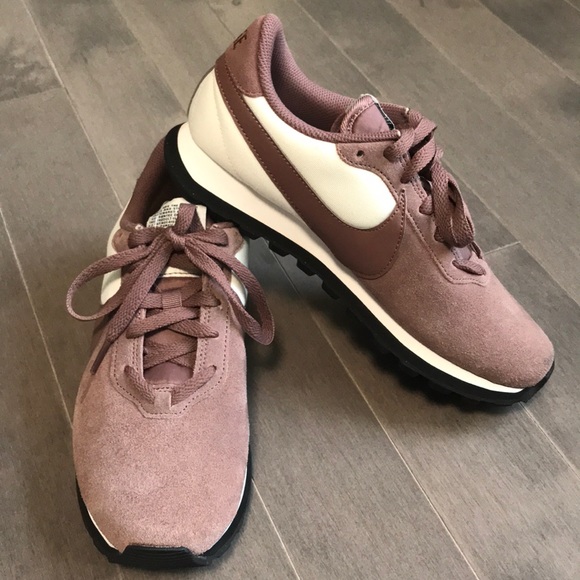 Nike Shoes - Nike Pre-love OX Sneakers